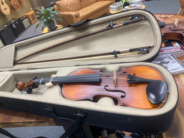 Vivo 4/4 violin w/ case + 2 bows (preowned)