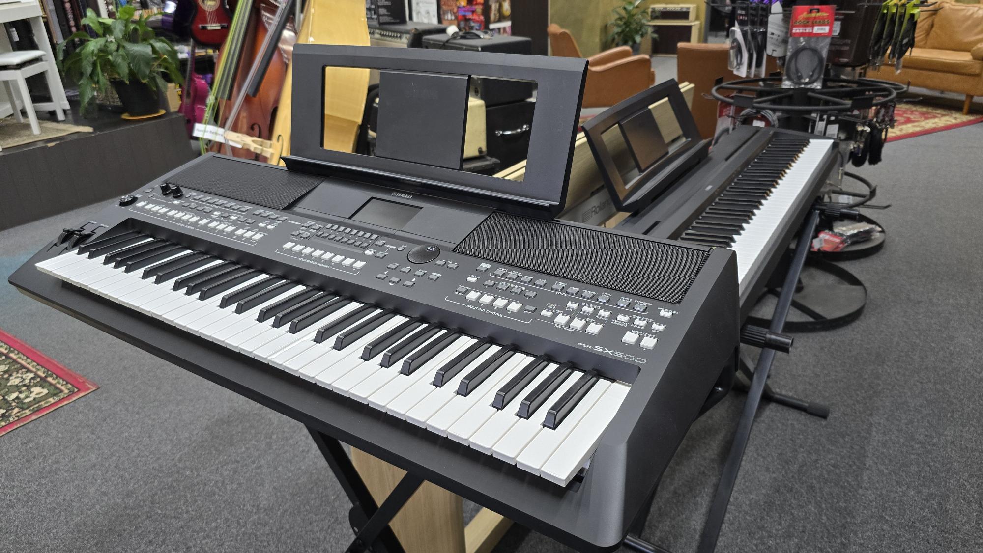 Yamaha PSR-SX600 Digital Workstation Keyboard W/Stand (Pre-Owned)