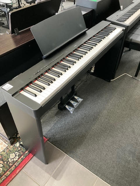 Yamaha P225 Digital Piano W/FREE STAND + PEDALBOARD