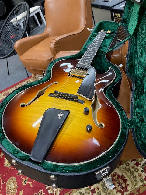 Eastman AR480CE-SB John Pisano Signature Sunburst Archtop Guitar – 2024 (pre-owned)