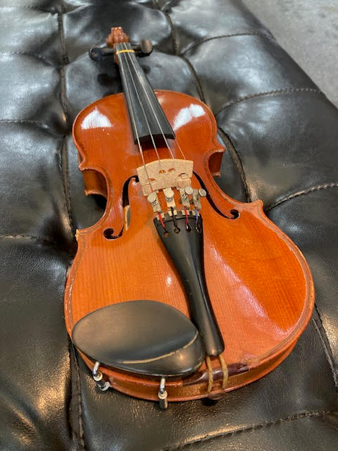 Violin 1/4 size includes case and bow