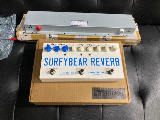 Surfy Industries | SurfyBear Compact DELUXE | Analog Reverb & Tremolo | White / Blue