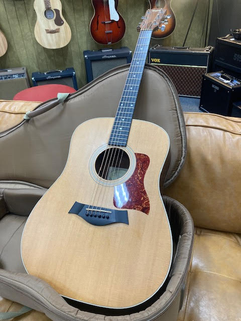 Taylor 210 acoustic guitar w/ Taylor bag (preowned)