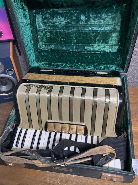 Hohner Arietta IIM accordian