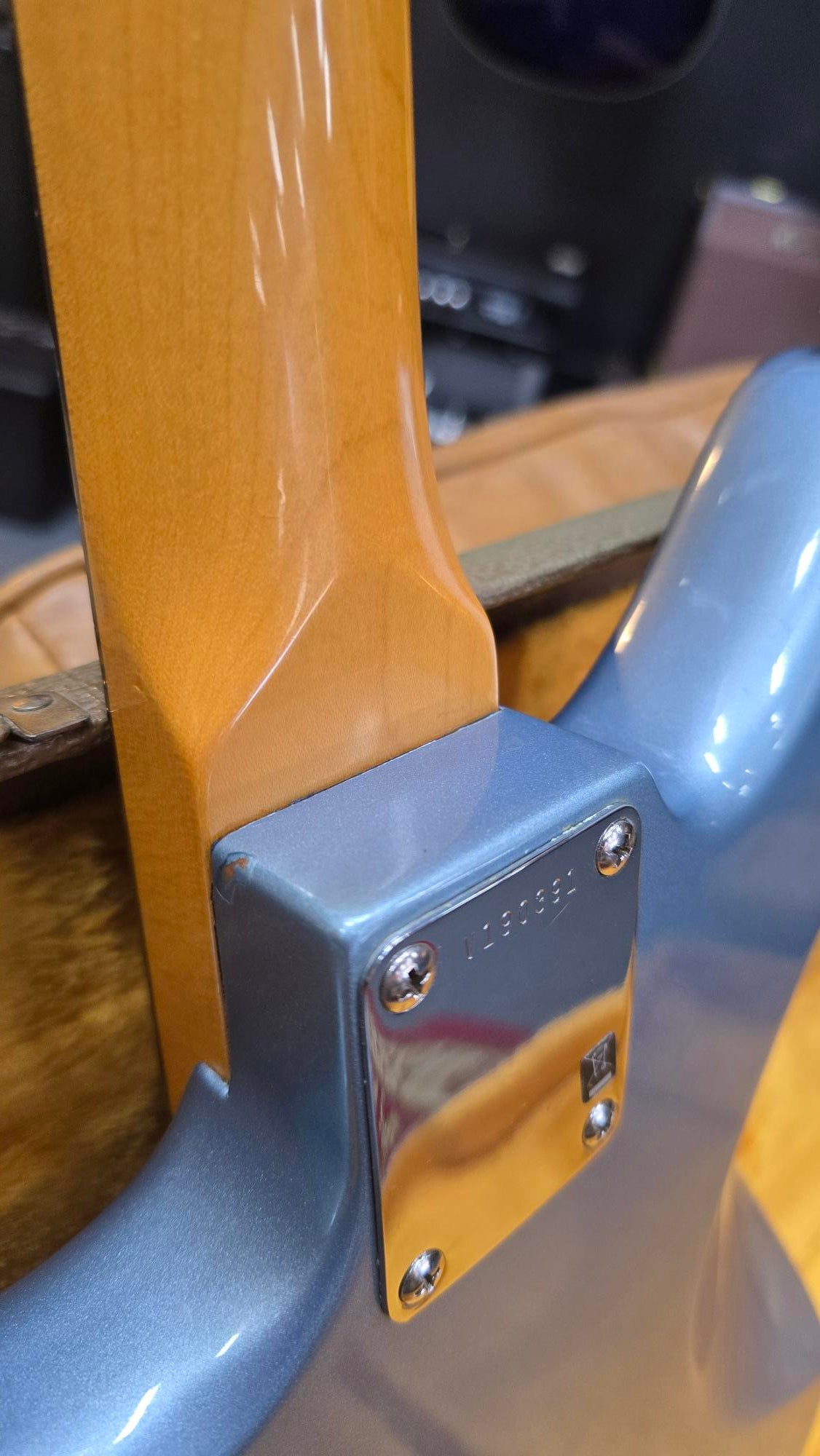 Fender American Vintage 1962 Jaguar 2008 "thin skin" Ice Blue Metallic w/ case + mastery upgrades