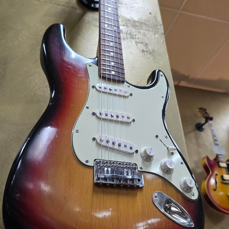1973 Fender Stratocaster 3 Tone Sunburst Electric Guitar W/Og Case