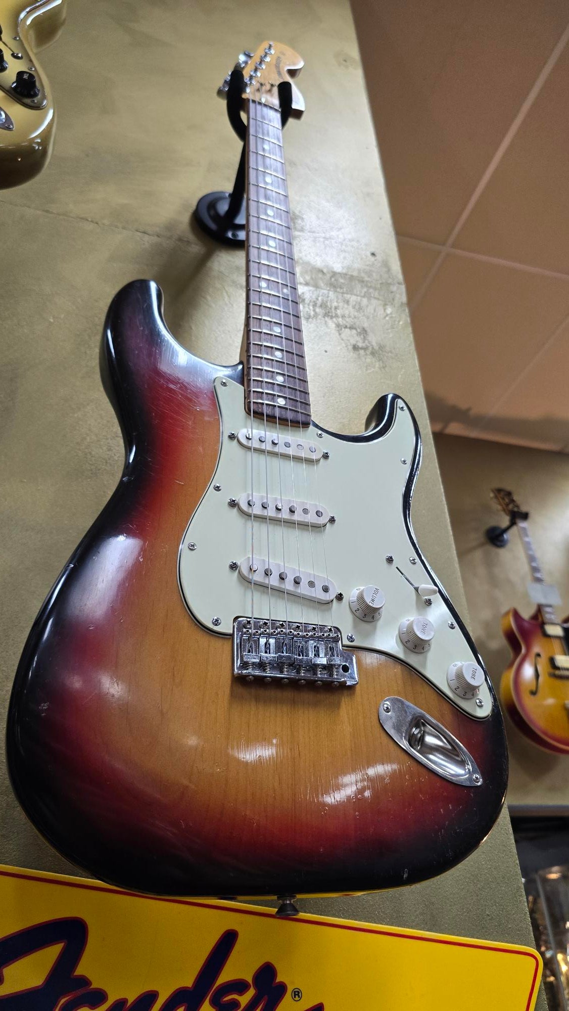 1973 Fender Stratocaster 3 Tone Sunburst Electric Guitar W/Og Case
