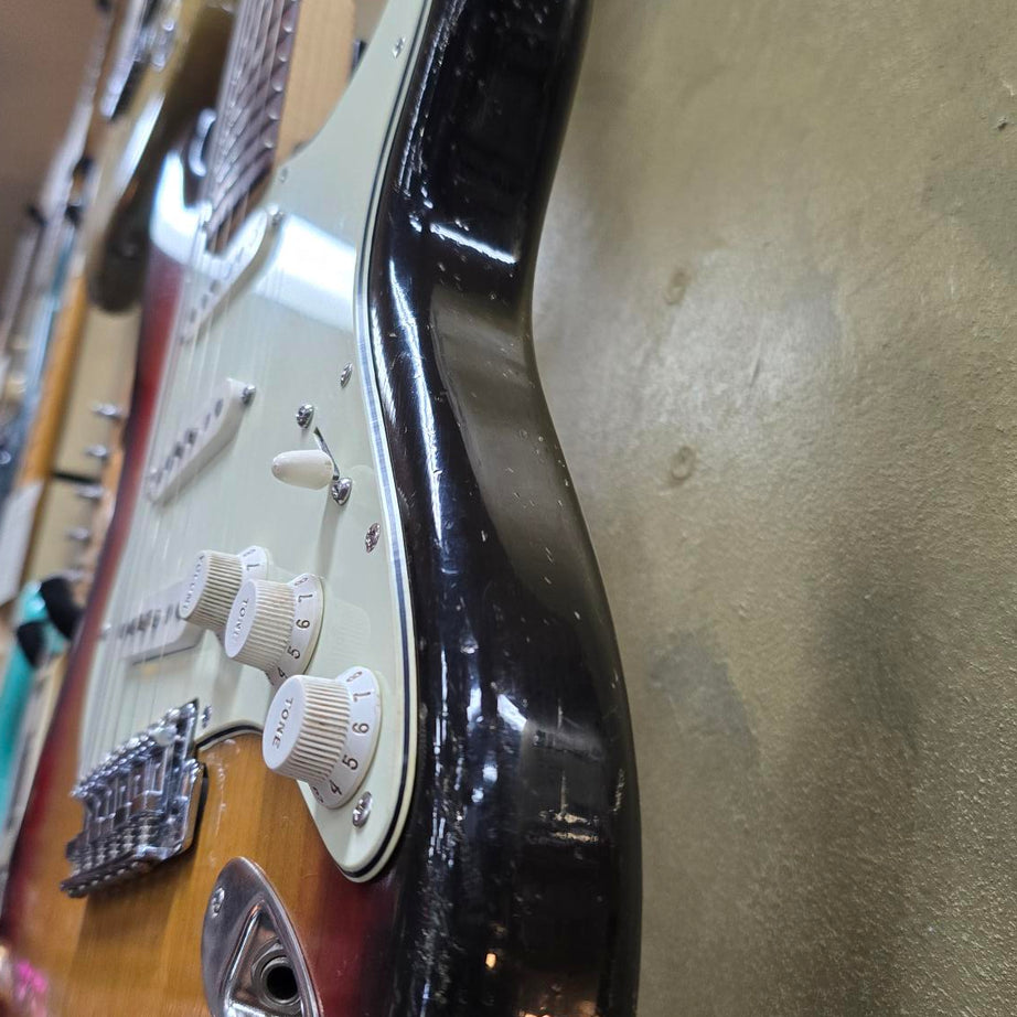 1973 Fender Stratocaster 3 Tone Sunburst Electric Guitar W/Og Case