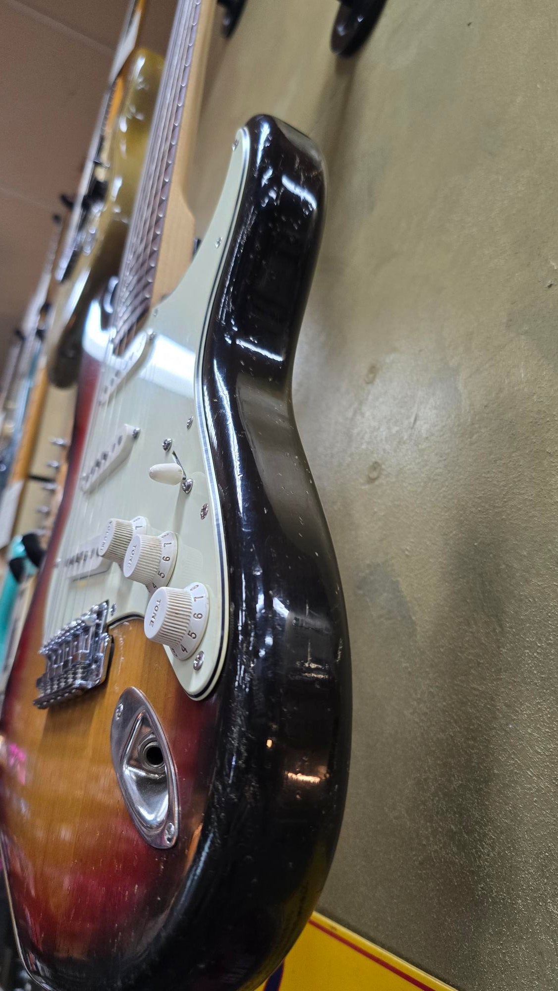 1973 Fender Stratocaster 3 Tone Sunburst Electric Guitar W/Og Case
