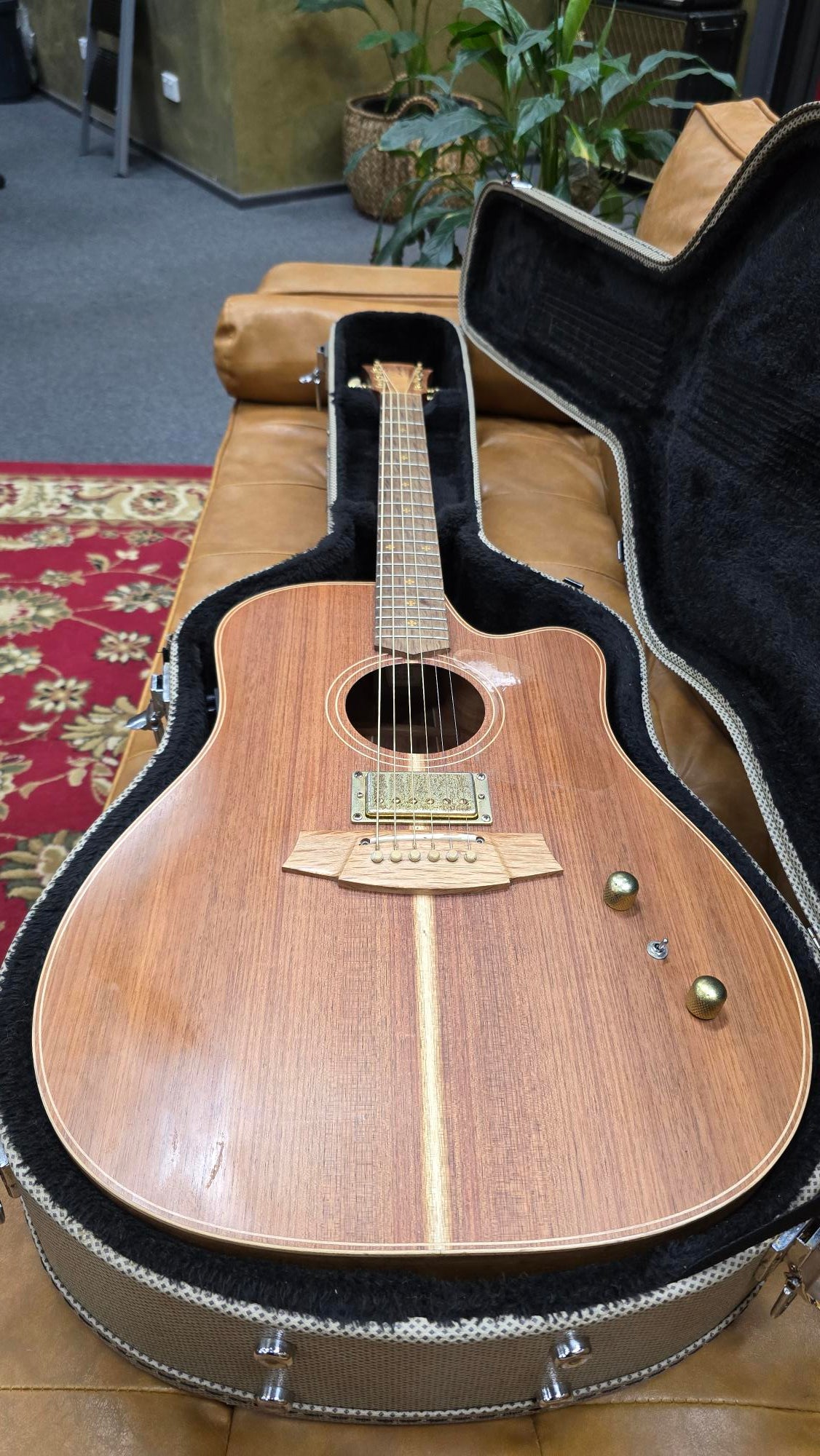 Cole Clark Fat Lady 2 Humbucker Acoustic/Electric Guitar W/case (Pre-Owned)