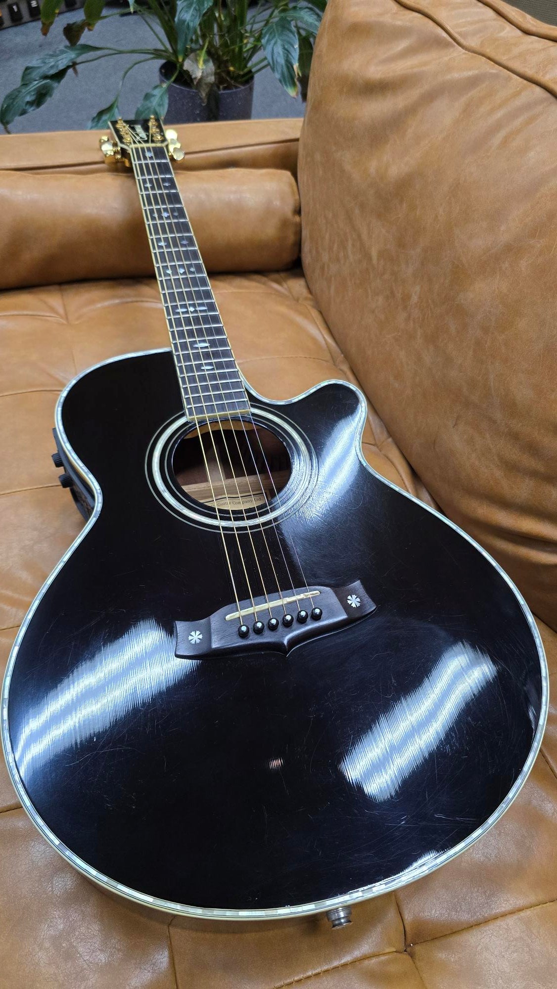 Tanglewood TW49 Black Gloss All solid timbers Acoustic/Electric Guitar W/Case (Pre-Owned)