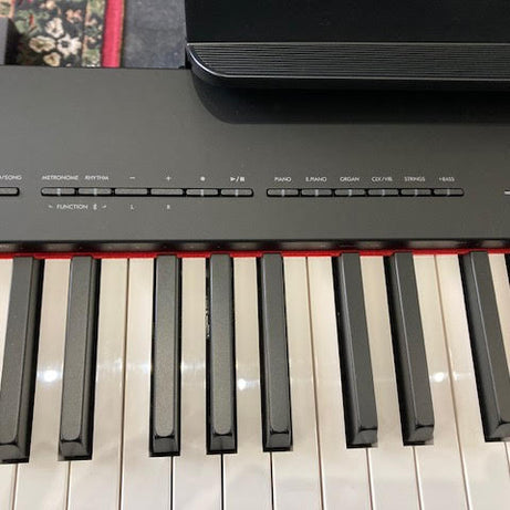 Yamaha P225 Digital Piano W/FREE STAND + PEDALBOARD