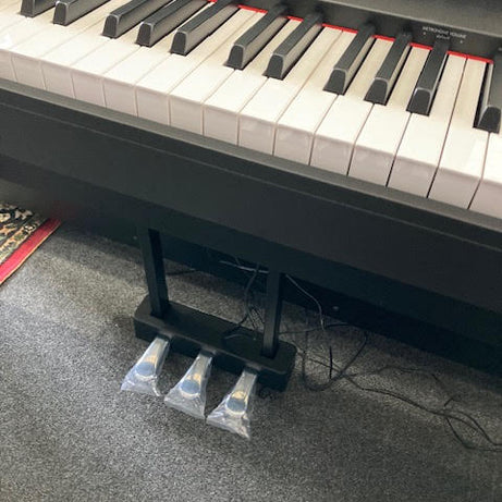 Yamaha P225 Digital Piano W/FREE STAND + PEDALBOARD