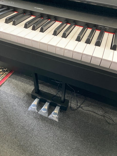 Yamaha P225 Digital Piano W/FREE STAND + PEDALBOARD