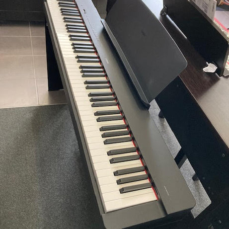 Yamaha P225 Digital Piano W/FREE STAND + PEDALBOARD