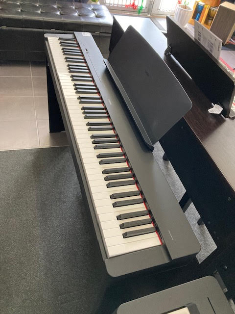 Yamaha P225 Digital Piano W/FREE STAND + PEDALBOARD