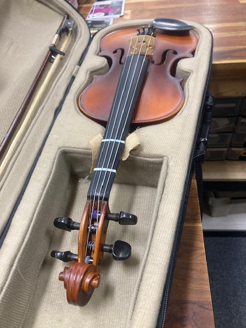 Vivo 4/4 violin w/ case + 2 bows (preowned)