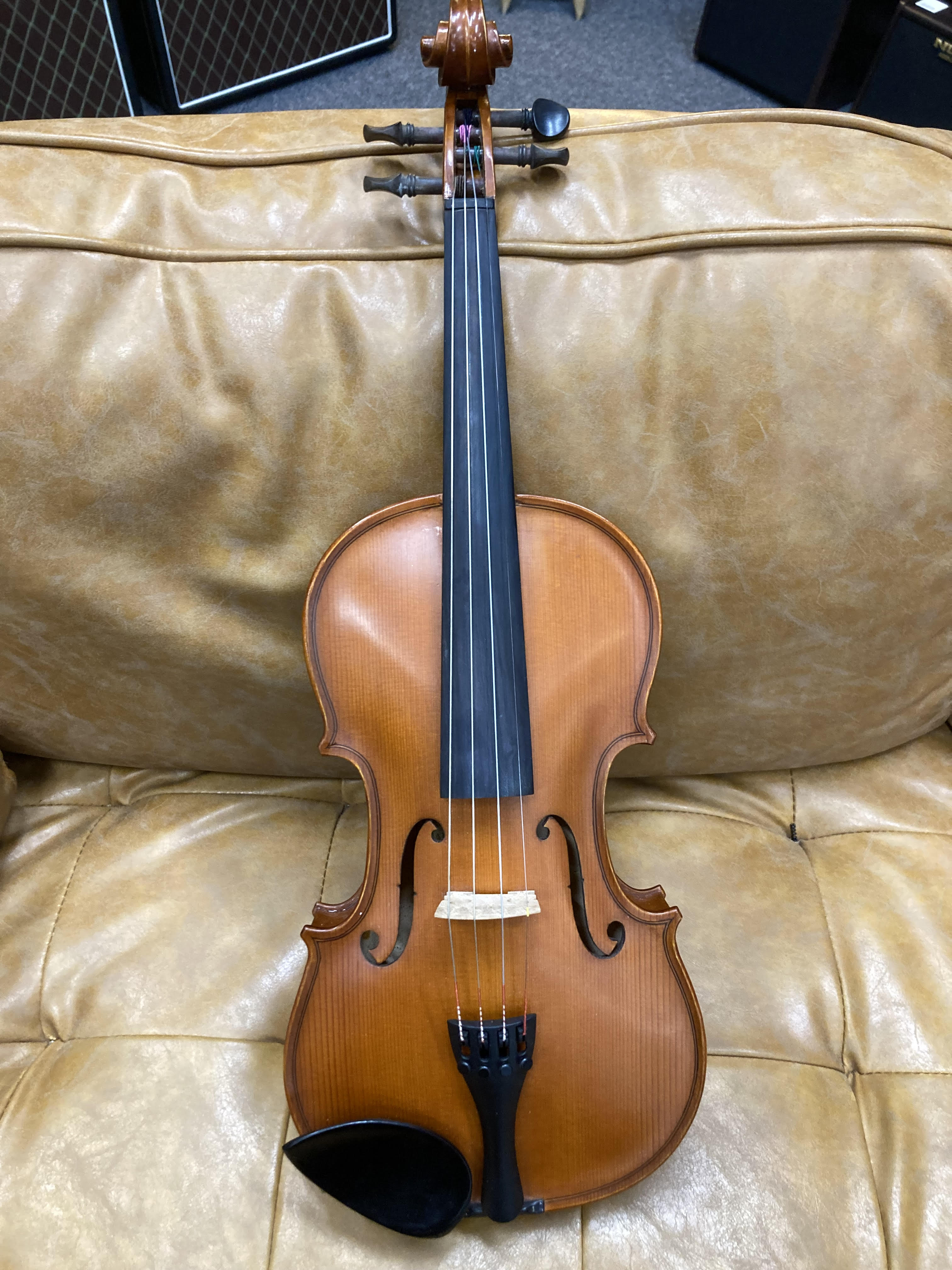 Gliga III 4/4 Violin with Case and Bow (Preowned)