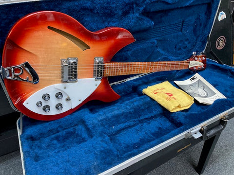 Rickenbacker Model 330 1997 w/ original hardcase + manual + cloth