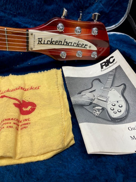 Rickenbacker Model 330 1997 w/ originla hardcase + manual + cloth