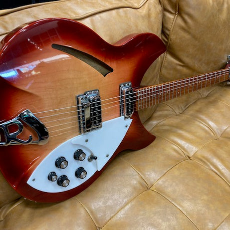 Rickenbacker Model 330 1997 w/ originla hardcase + manual + cloth