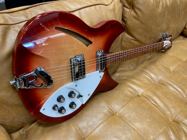 Rickenbacker Model 330 1997 w/ originla hardcase + manual + cloth