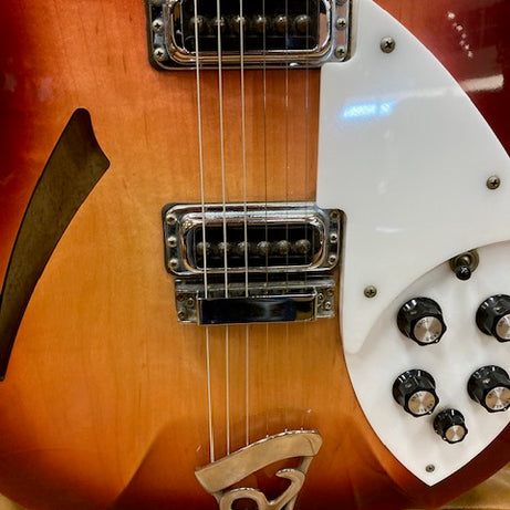 Rickenbacker Model 330 1997 w/ originla hardcase + manual + cloth