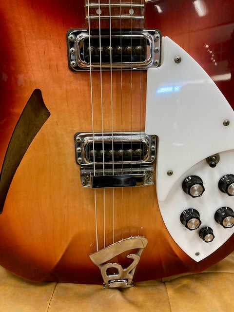 Rickenbacker Model 330 1997 w/ originla hardcase + manual + cloth