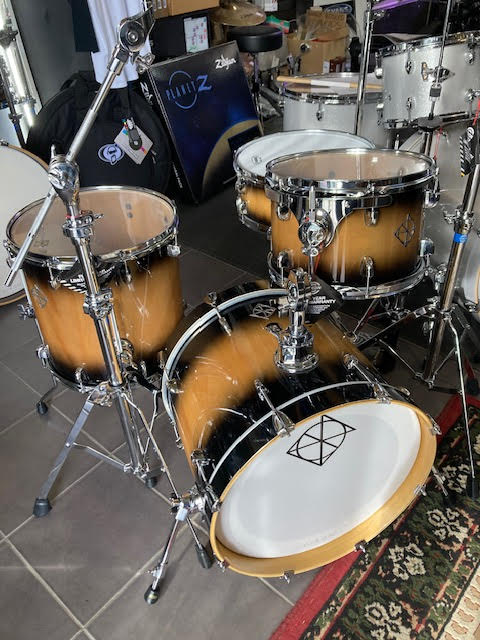 Dixon Fuse Maple 418 Series 4-Pce Drum Kit in Black Burst Gloss Includes Dixon 9290 Double-Braced Hardware