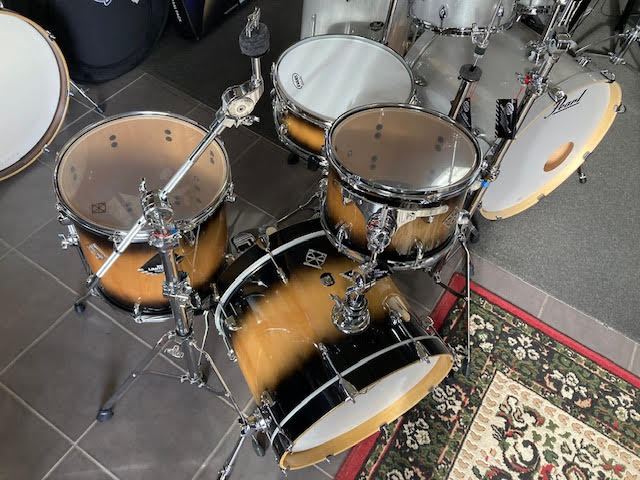 Dixon Fuse Maple 418 Series 4-Pce Drum Kit in Black Burst Gloss Includes Dixon 9290 Double-Braced Hardware