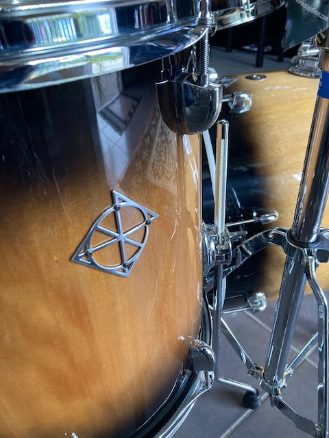 Dixon Fuse Maple 418 Series 4-Pce Drum Kit in Black Burst Gloss Includes Dixon 9290 Double-Braced Hardware