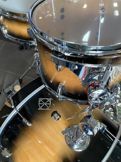 Dixon Fuse Maple 418 Series 4-Pce Drum Kit in Black Burst Gloss Includes Dixon 9290 Double-Braced Hardware