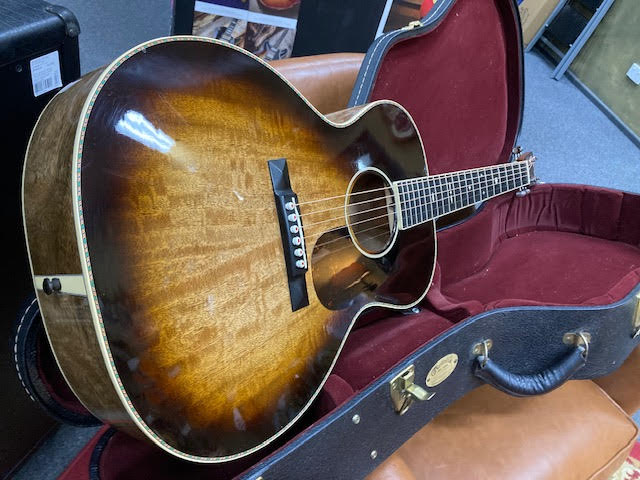 Martin CEO-9  acoustic guitar w/ case (preowned)