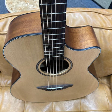 Veelah acoustic/electric guitar w/ gigbag