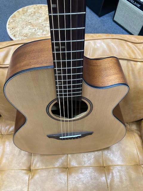 Veelah acoustic/electric guitar w/ gigbag