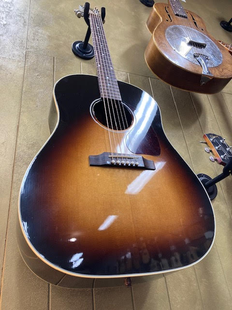 Gibson J45 standard 2024 w/ hardcase (preowned)
