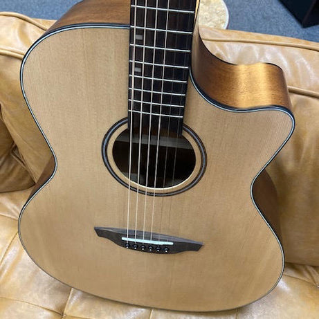 Veelah acoustic/electric guitar w/ gigbag