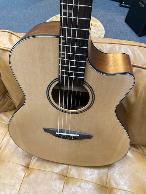 Veelah acoustic/electric guitar w/ gigbag