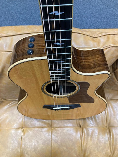 TAYLOR 814ce ACOUSTIC ELECTRIC GUITAR W/ CASE (PREOWNED)