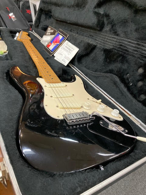 Fender Strat Plus electric guitar - 1 owner Black w/ case