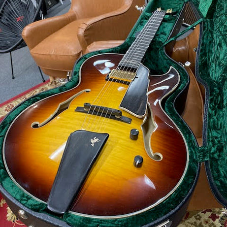 Eastman AR480CE-SB John Pisano Signature Sunburst Archtop Guitar – 2024 (pre-owned)