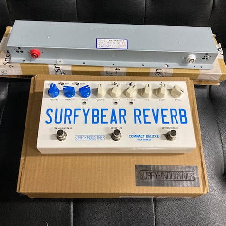 Surfy Industries | SurfyBear Compact DELUXE | Analog Reverb & Tremolo | White / Blue