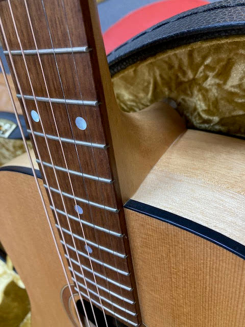 Maton S60 Road series acoustic guitar w/ hardcase (preowned)