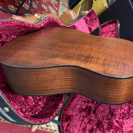 Taylor 327E Grand Pacific acousic/electric guitar w/ case (preowned)