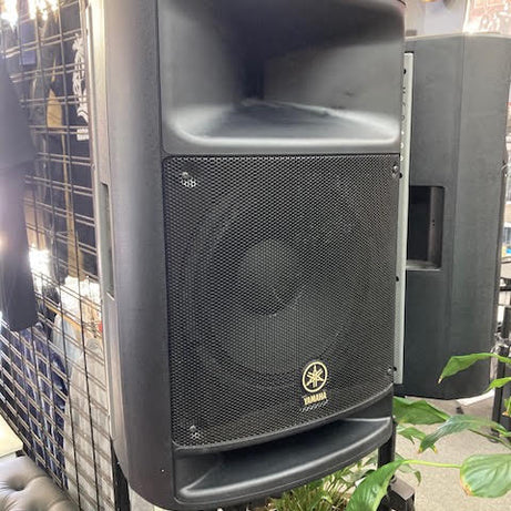 Yamaha MSR400 powered speakers x 2 Preowned with stands .