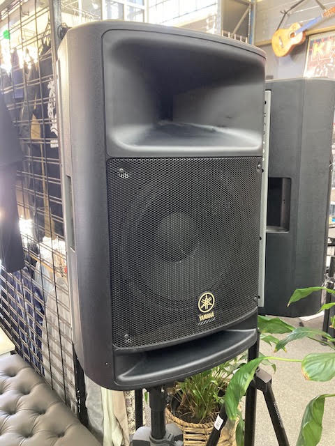 Yamaha MSR400 powered speakers x 2 Preowned with stands .
