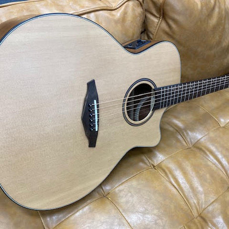 Veelah acoustic/electric guitar w/ gigbag