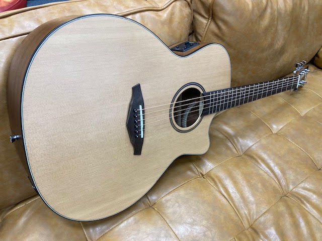 Veelah acoustic/electric guitar w/ gigbag