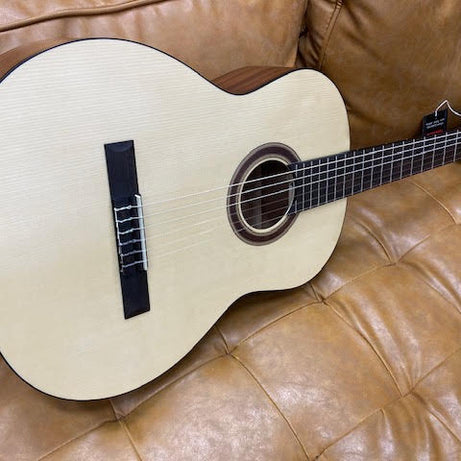 Alura classical guitar w/gigbag