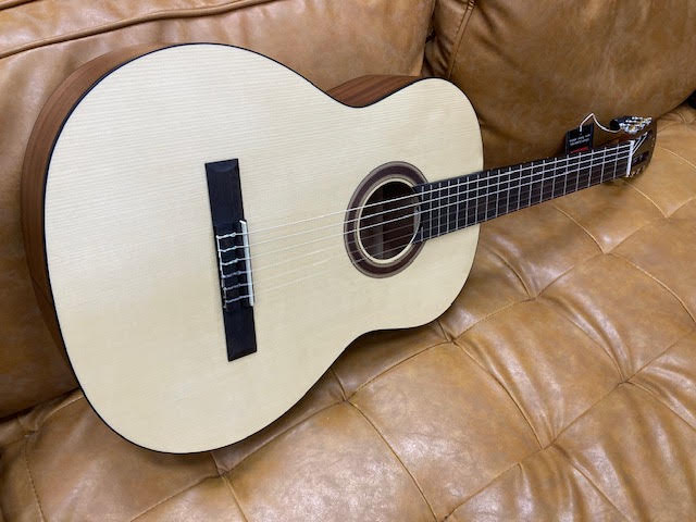 Alura classical guitar w/gigbag